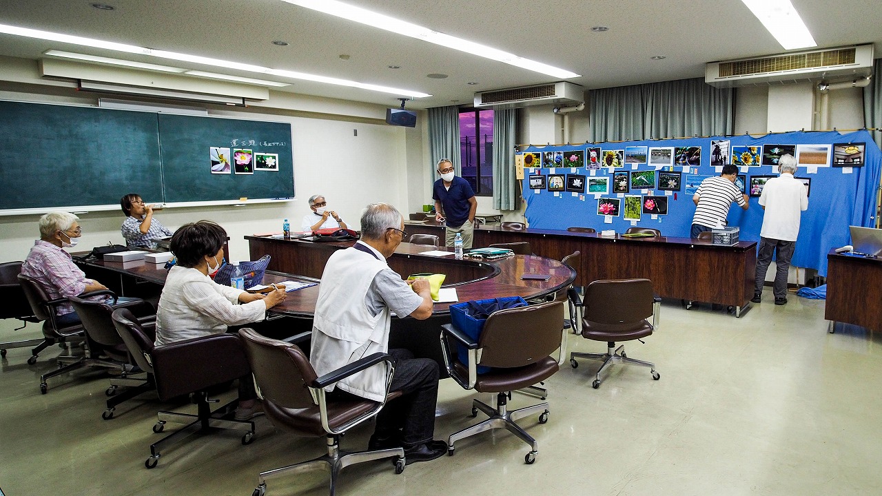 展示しようとする作品をクラブ員が準備している写真