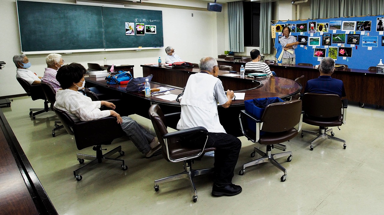 展示作品についてクラブ員が作品を見ながら話し合っている様子の写真