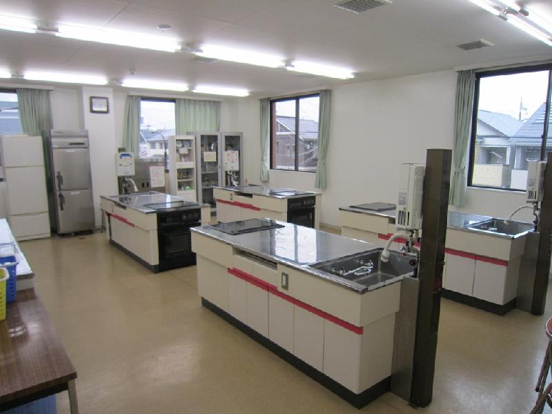 4つの調理台が並んでいる料理室の写真