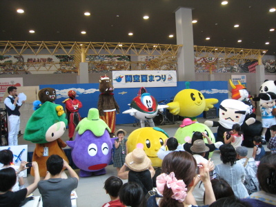 関空でのイベント会場に集まったいろいろなキャラクターを撮影をしている参加者の写真