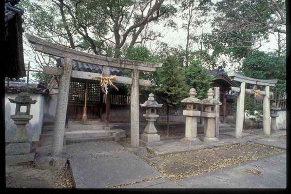 2つの鳥居が横に並び、石灯篭が鳥居の両脇に設置されている嘉祥神社の写真
