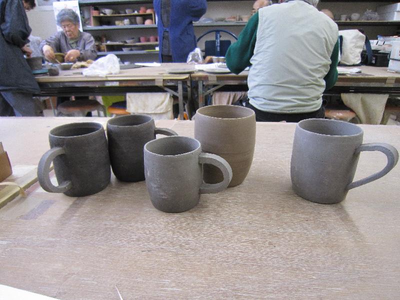 粘土で出来上がったカップを5個並べている写真