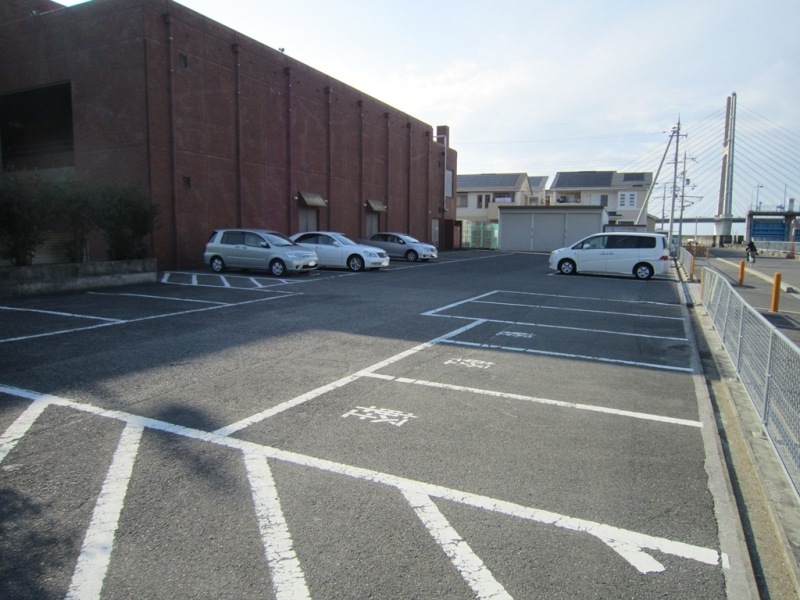 公民館の建物横にある軽自動車専用の駐車スペースが数台確保されている駐車場全体を写した写真