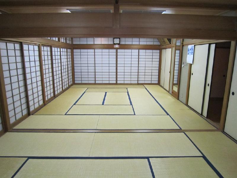 2間続きの広い畳の和室を写した写真
