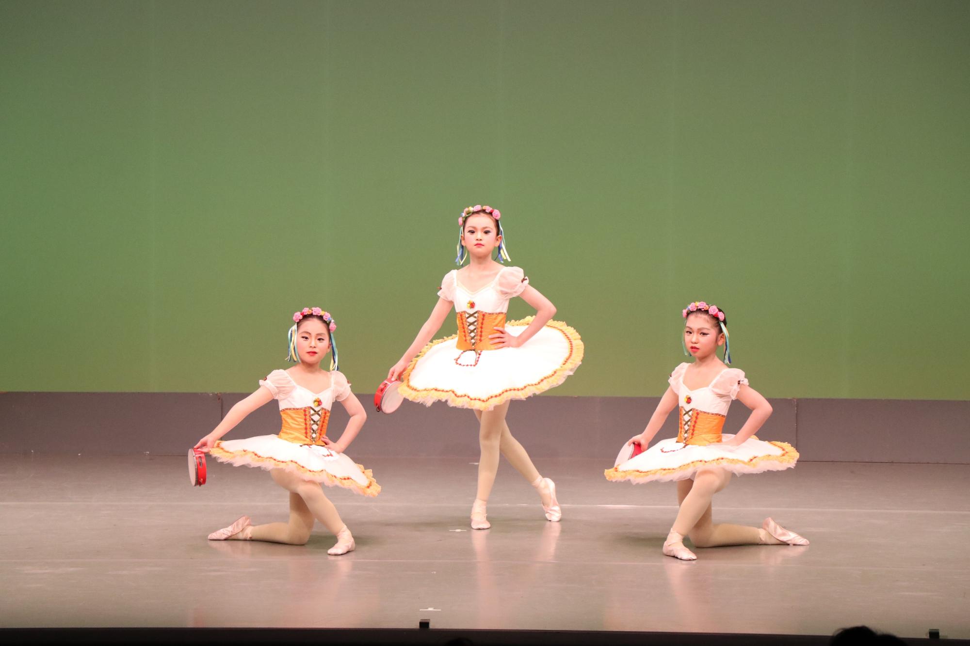 発表会で3人がバレエを踊っている写真
