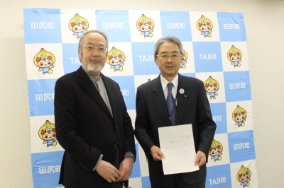 答申書を手に持っている栗山町長と増田会長が並んで写っている写真