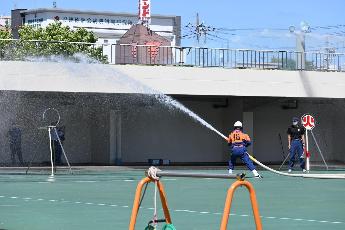 火点に向けて放水しているところ