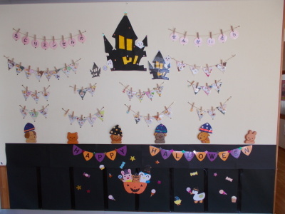 壁のハロウィンの飾り付けの写真