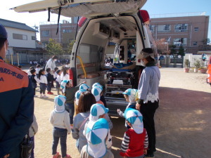 救急車の内部の設備を見学している園児と先生の写真