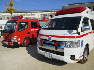 園庭に停まっている消防車と救急車の写真