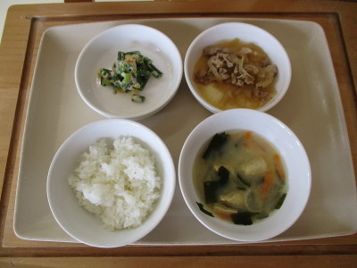 ご飯、味噌汁、おかず2品の給食の写真