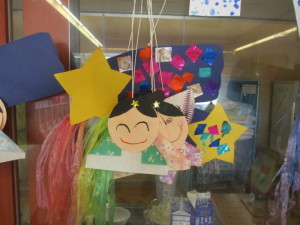 折り紙で作った織姫と彦星、流れ星の写真