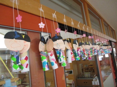 廊下に飾ってある子どもたちが作ったひな人形の写真
