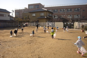 凧をもって園庭に出てきた園児たちの写真