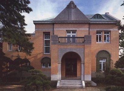 2階建てでレンガ造りの田尻歴史館の建物外観の写真