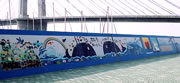 田尻スカイブリッジの手前の堤防の壁に、クジラなどが描かれたウォールペインティングの写真