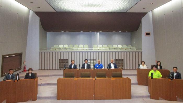 議員が着席している議会室の写真